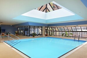 Piscina interna, funciona das 5h às meia-noite, espreguiçadeiras