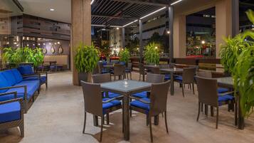 2 restaurants; breakfast, lunch and dinner served