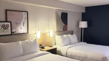客房, 2 張加大雙人床 | 遮光布/窗簾、熨斗/熨衣板、免費搖籃/嬰兒床、免費無線上網