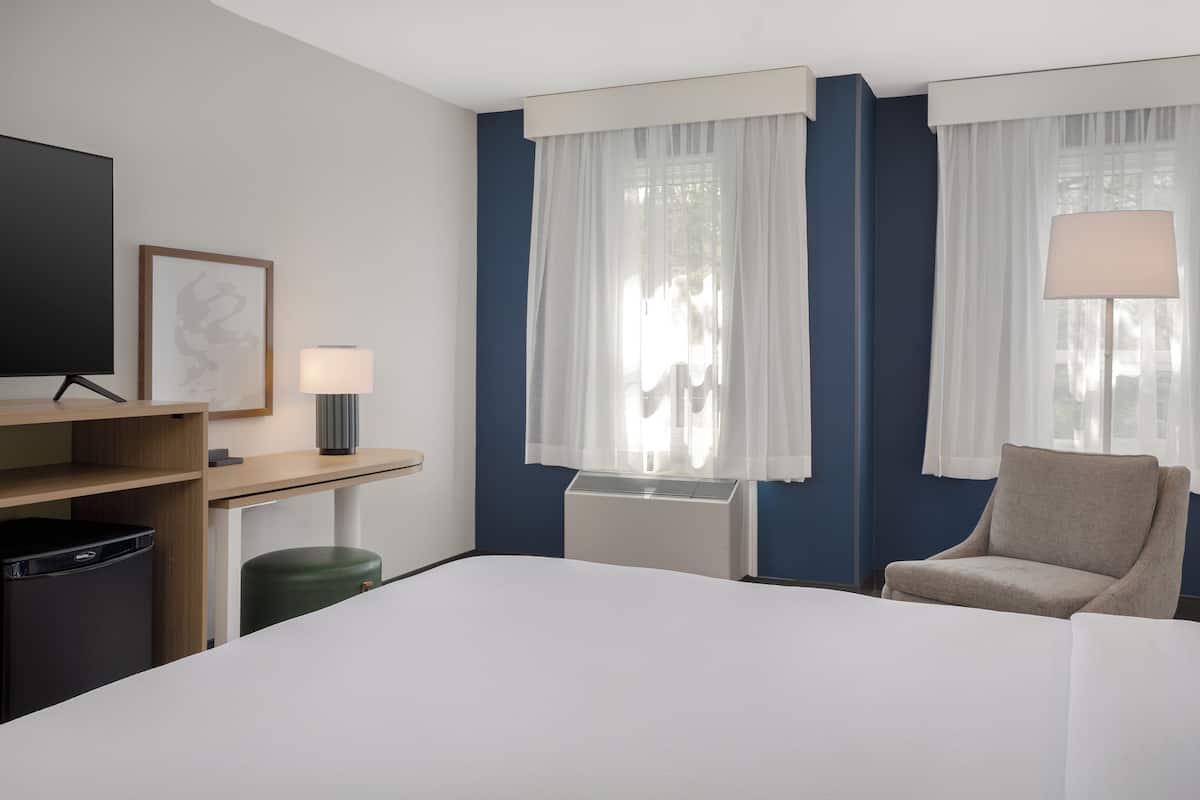 Habitación, 1 cama de matrimonio grande | Escritorio, cortinas opacas, tabla de planchar con plancha