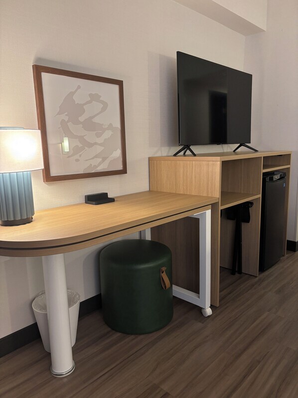 Desk, blackout drapes, iron/ironing board, free cribs/infant beds - Spark by Hilton Toronto Mississauga (Mississauga)