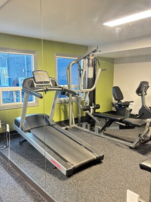 Fitness facility - Spark by Hilton Toronto Mississauga (Mississauga)
