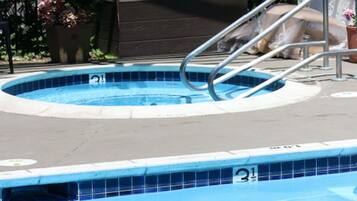 Bañera de hidromasaje al aire libre