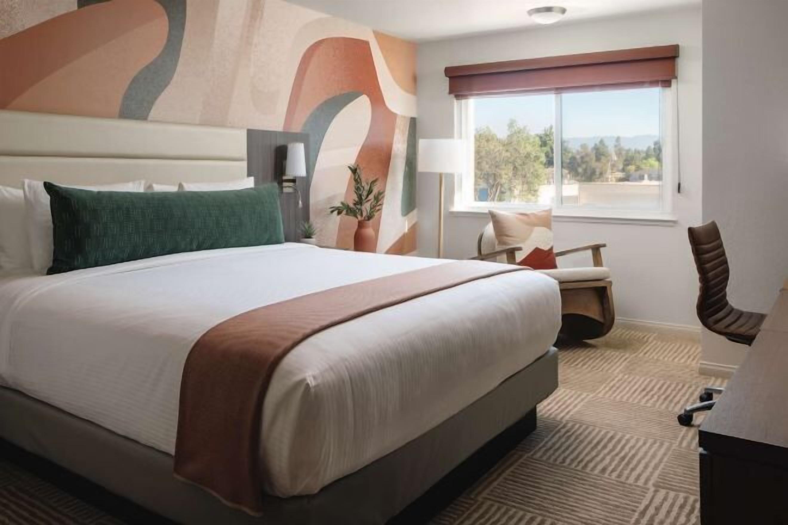 Egyptian cotton sheets, premium bedding, down comforters, minibar