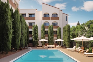 Piscine extérieure, parasols de plage, chaises longues