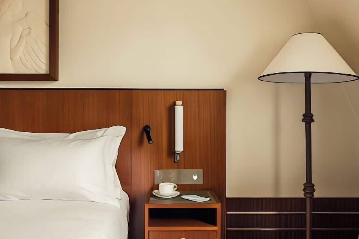 Premium bedding, free minibar, in-room safe, laptop workspace