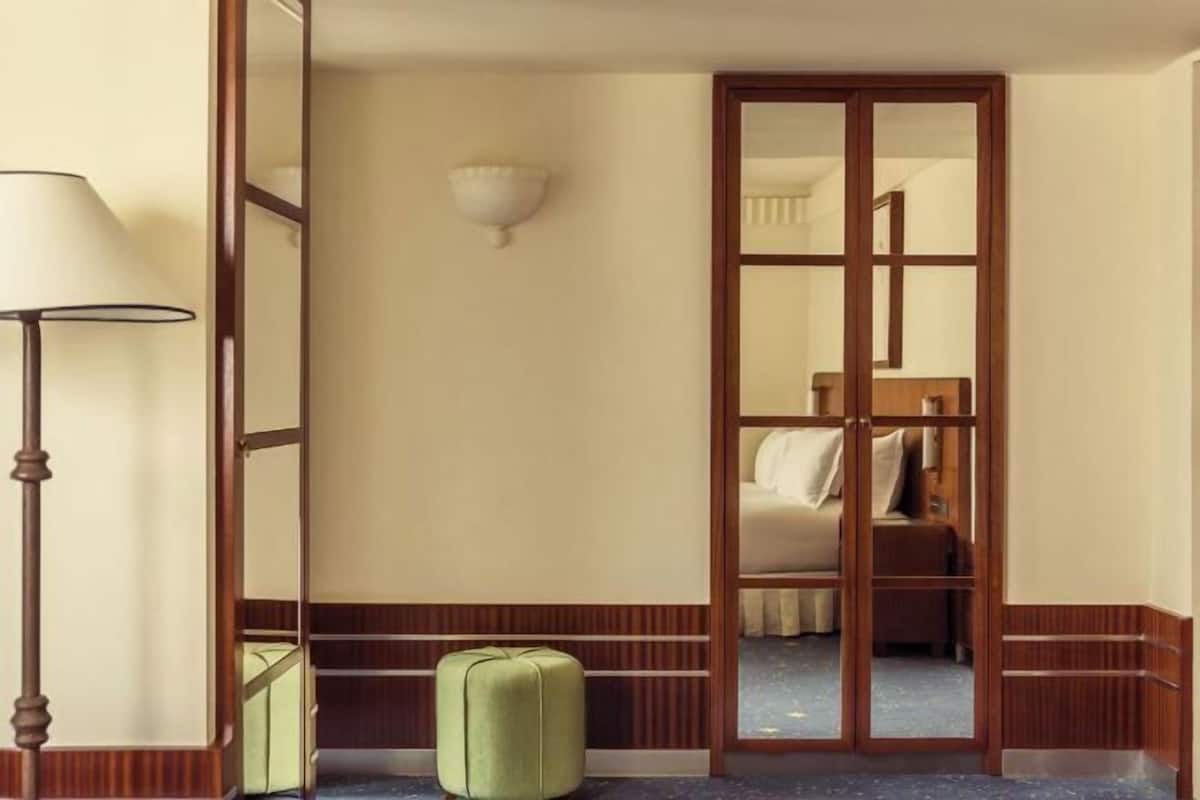 Premium bedding, free minibar, in-room safe, laptop workspace