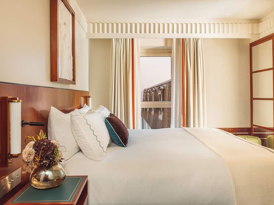 Ropa de cama de alta calidad y minibar con artículos gratuitos