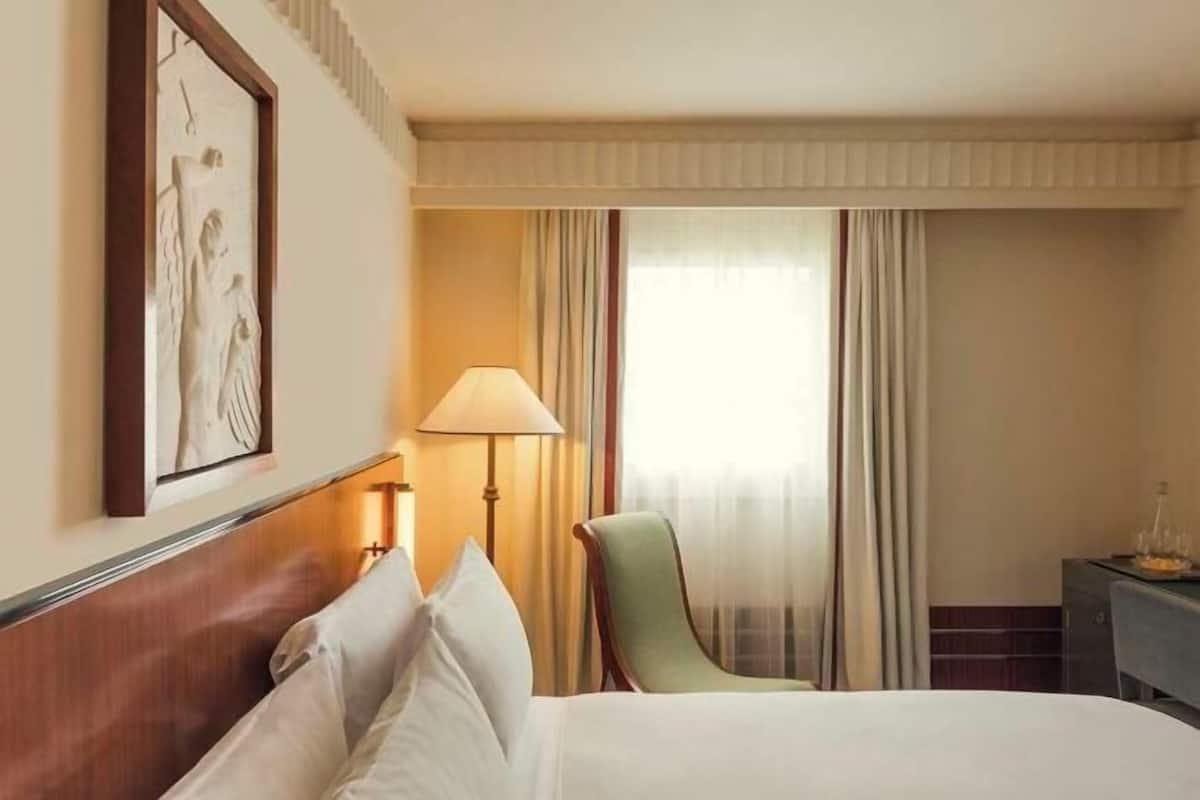 Premium bedding, free minibar, in-room safe, laptop workspace