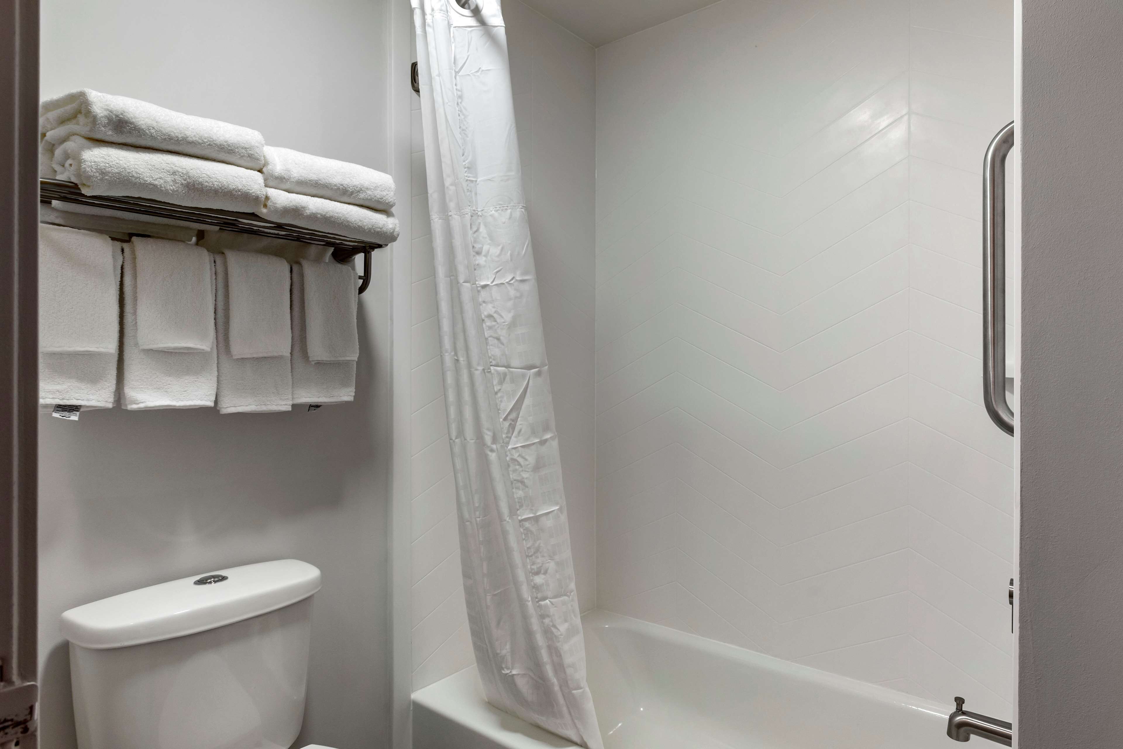 combined shower/bathtub, hair dryer, towels