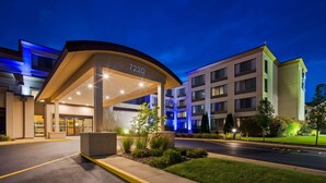 A hotel entrance with a covered area, a building number '7220', and a well-lit driveway. - Best Western Executive Inn Kenosha/Pleasant Prairie (Kenosha)