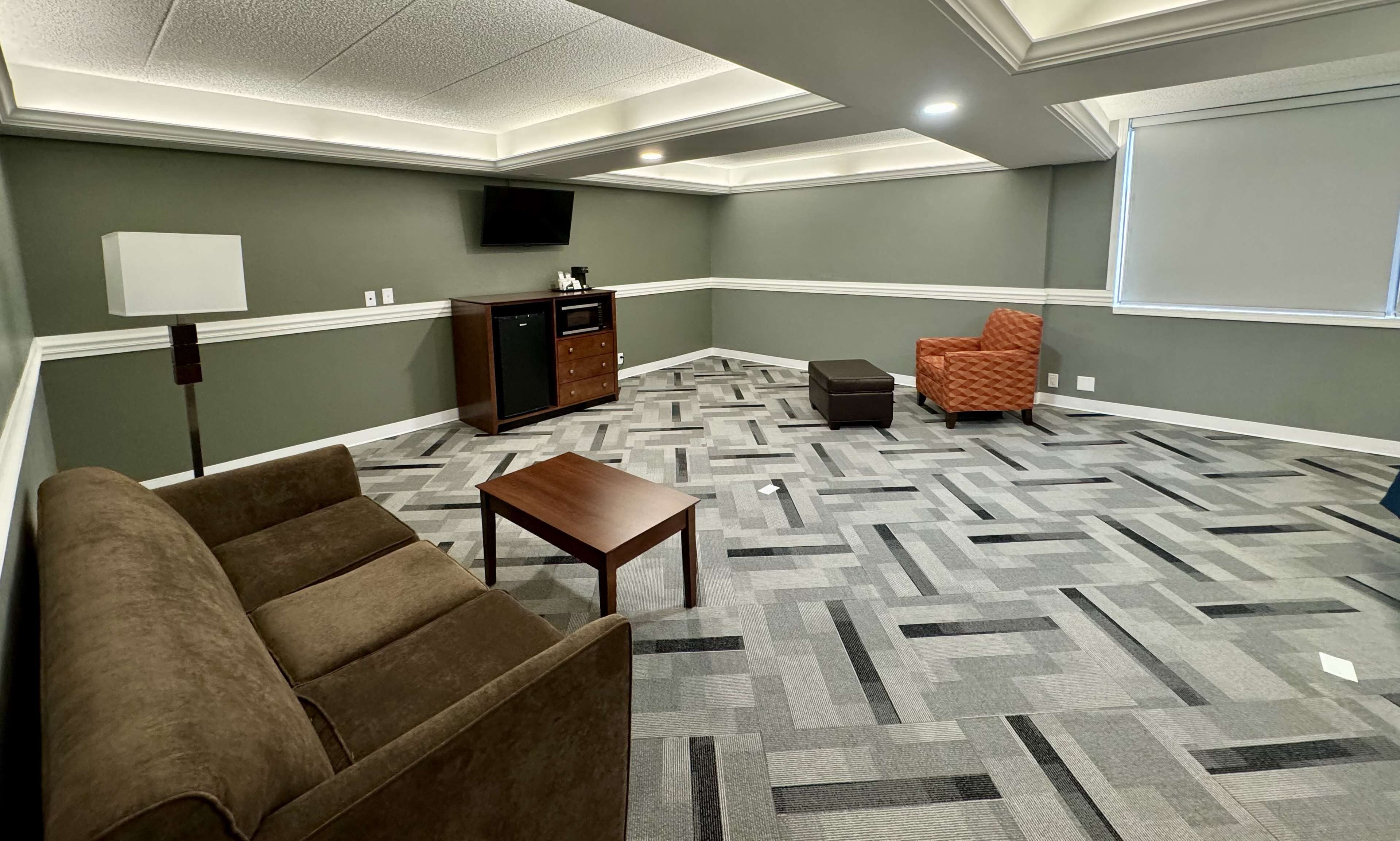 standard room, 1 king bed, non smoking, refrigerator & microwave (larger room) | desk, iron/ironing board, free wifi, bed sheets