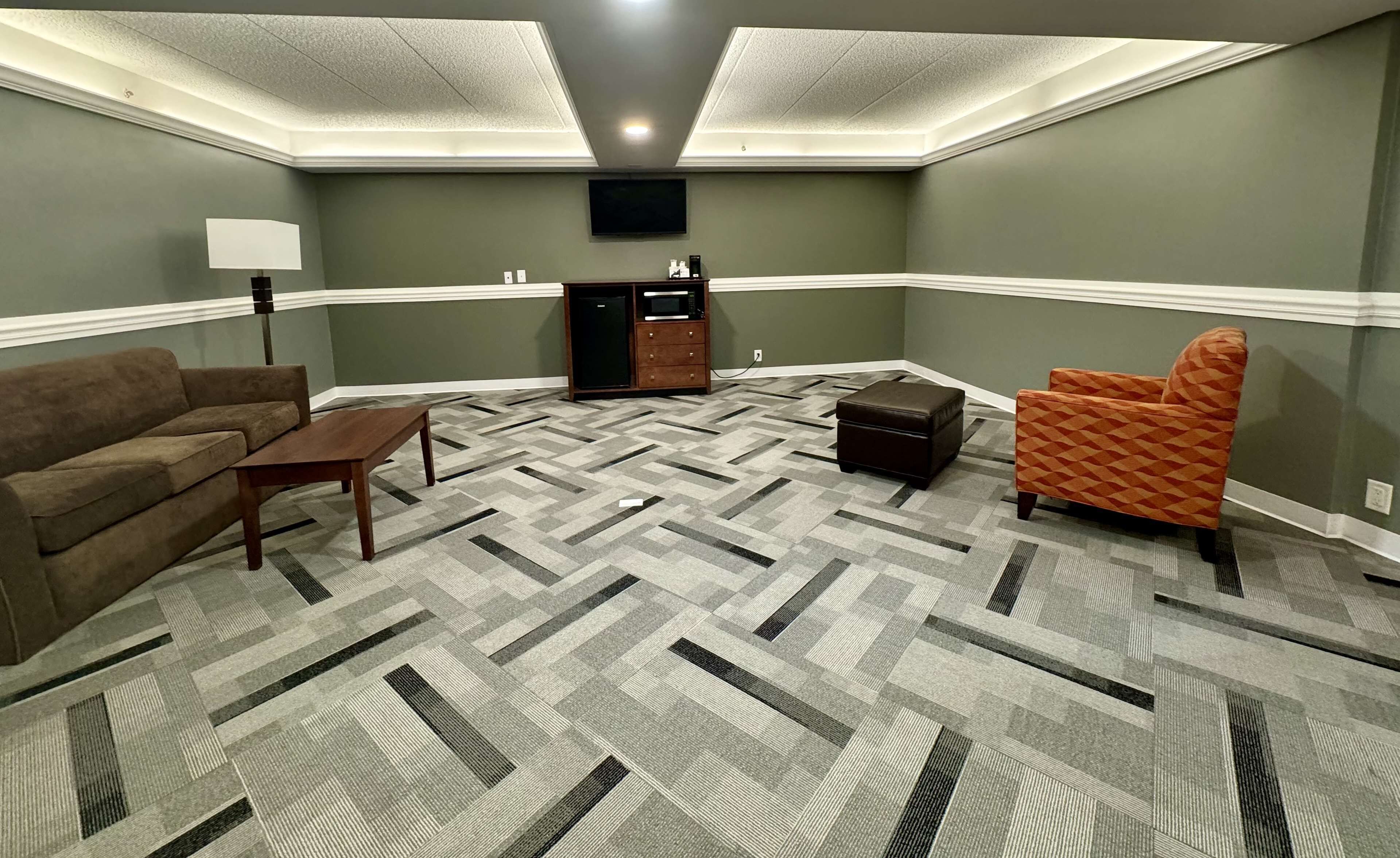 standard room, 1 king bed, non smoking, refrigerator & microwave (larger room) | desk, iron/ironing board, free wifi, bed sheets