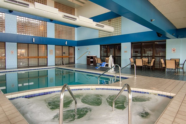 Innendørsbasseng og solsenger