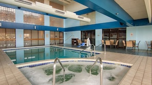 Piscine couverte, accès possible de 07 h 00 à 23 h 00, chaises longues 