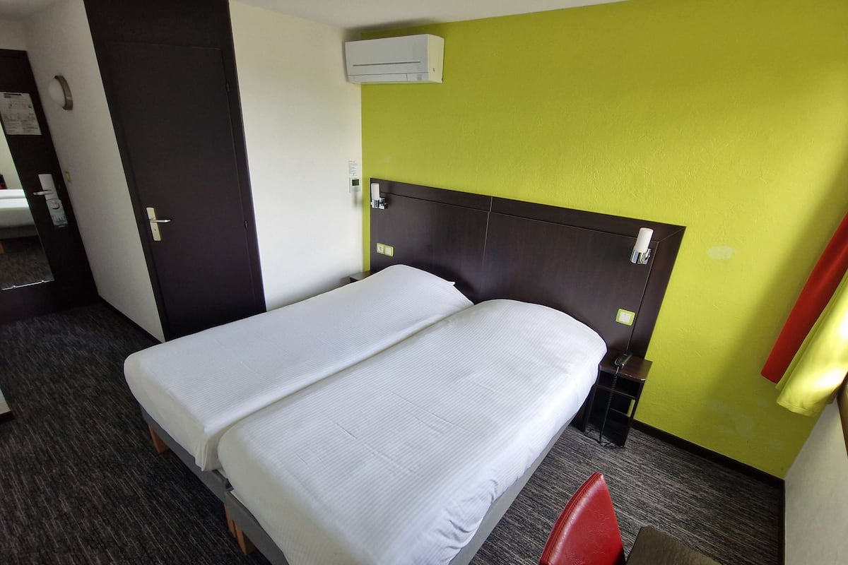 Habitación estándar, 2 camas individuales | Ropa de cama de alta calidad y minibar