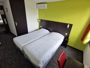 Kamar Standar, 2 Tempat Tidur Twin | Seprai premium, minibar, brankas, dan meja kerja