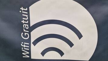 Een stof met een WiFi-symbool en de tekst 'Wifi Gratuit'.