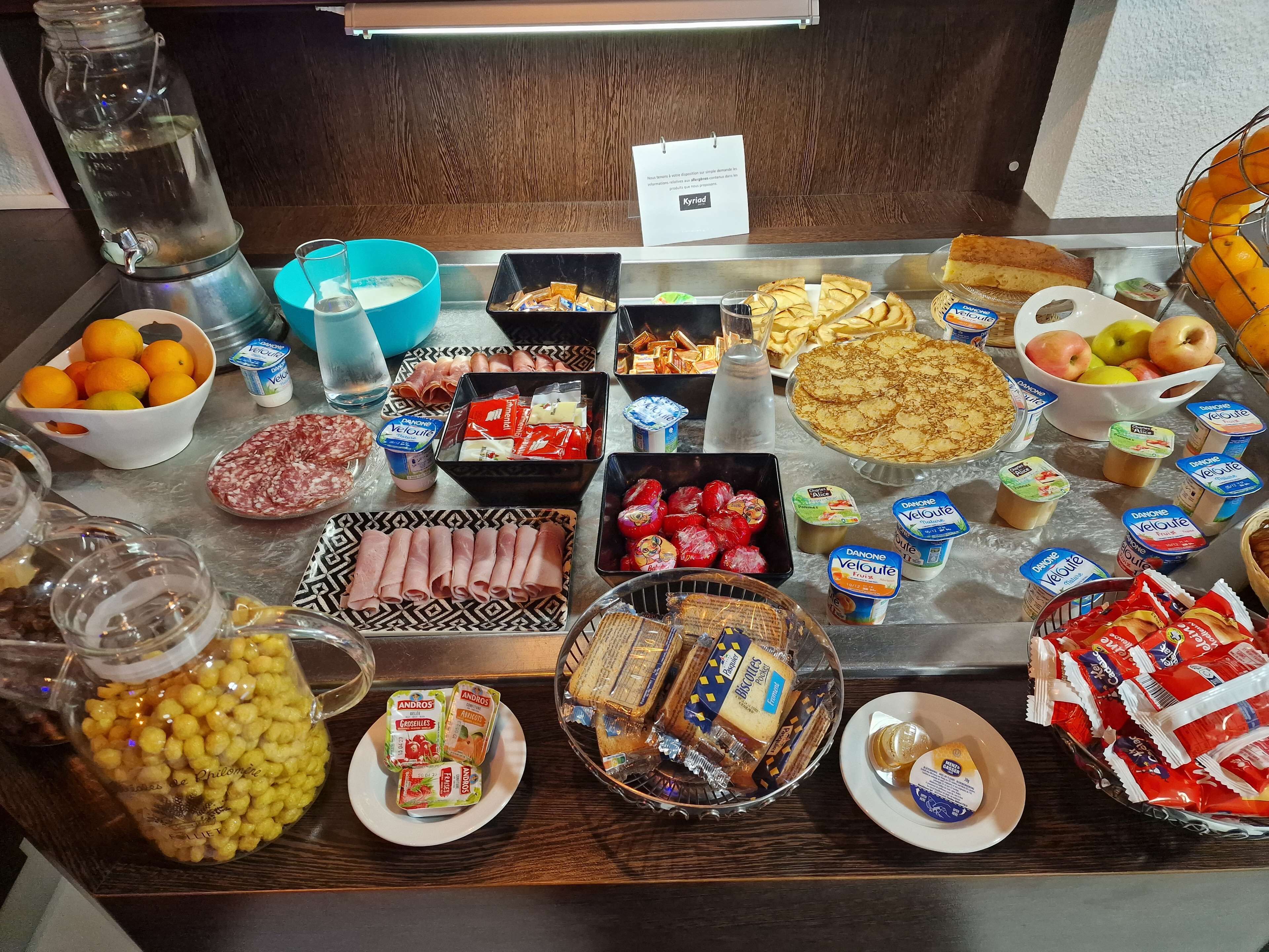 อาหารเช้าแบบบุฟเฟ่ต์ทุกวัน (EUR 10.90 ต่อคน)