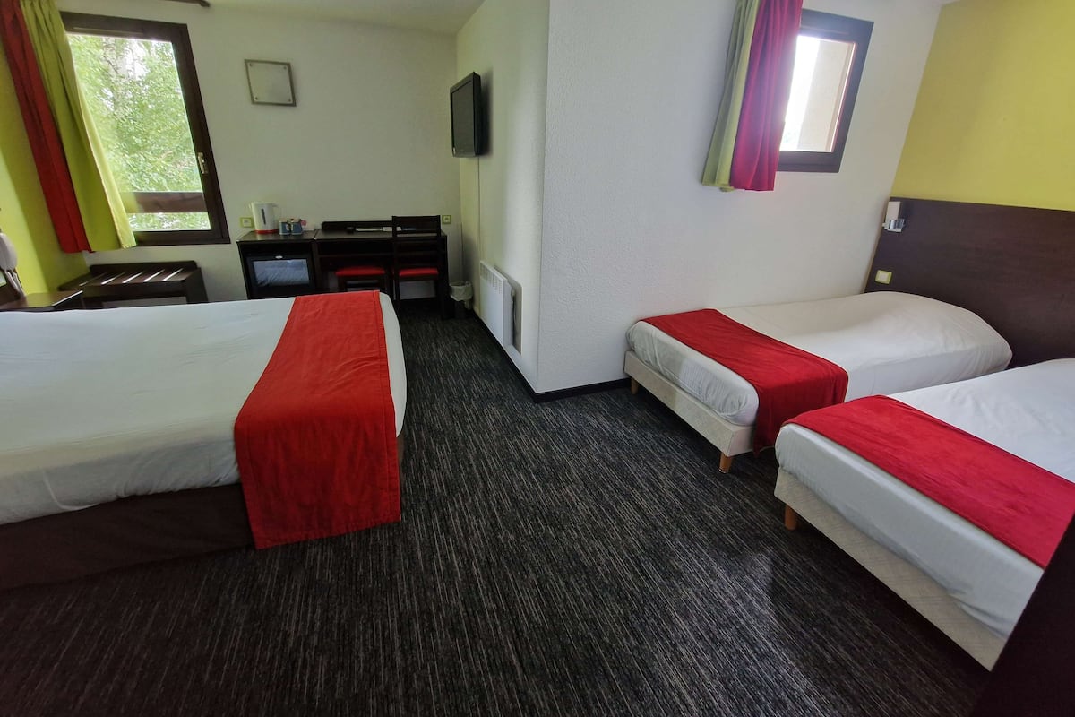 Habitación estándar, varias camas | Ropa de cama de alta calidad y minibar