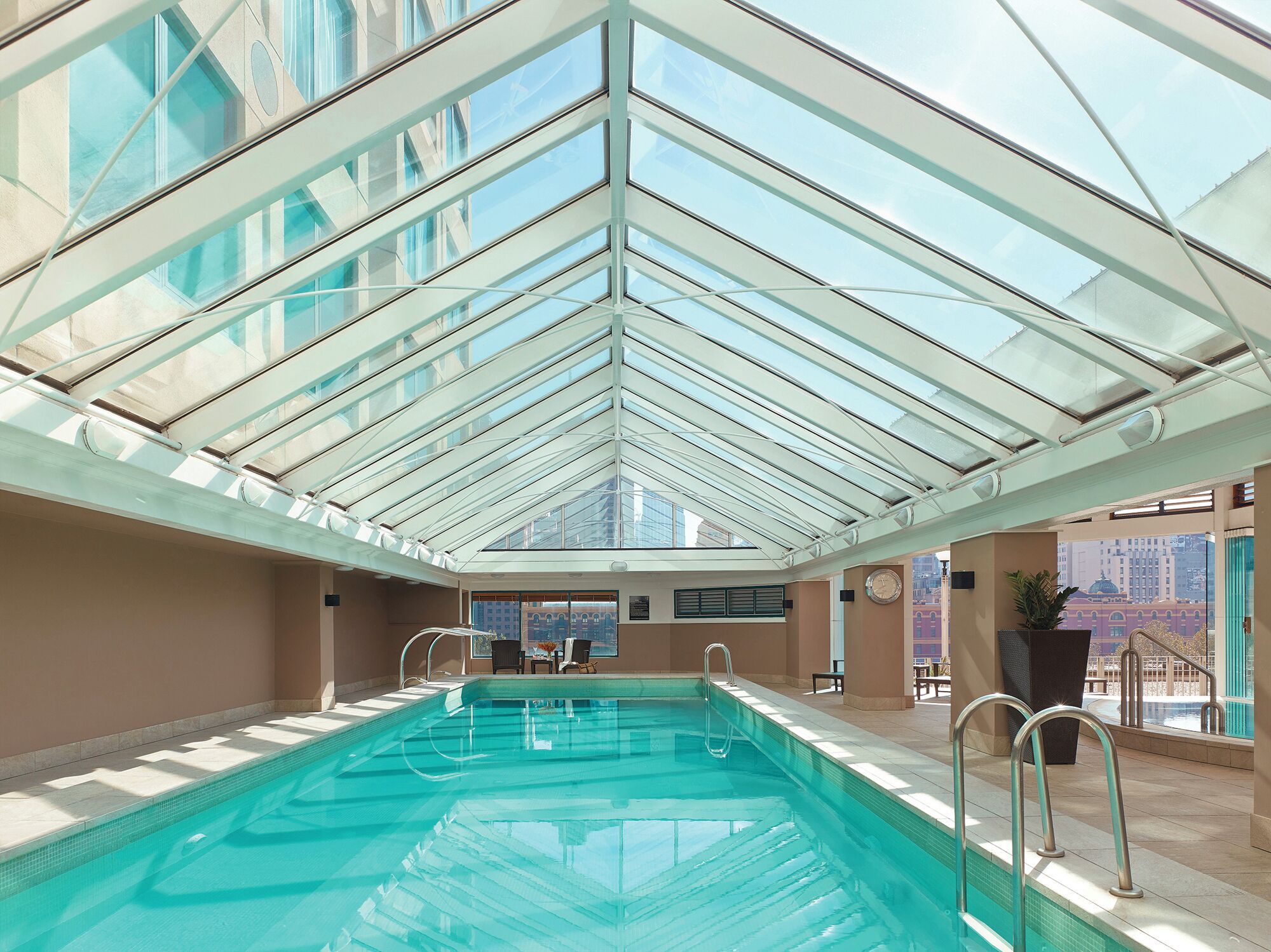 Piscine couverte, chaises longues