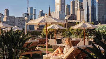 Una piscina techada, sillones reclinables de piscina