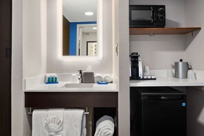 Deep soaking tub, hydromassage showerhead, free toiletries, hair dryer