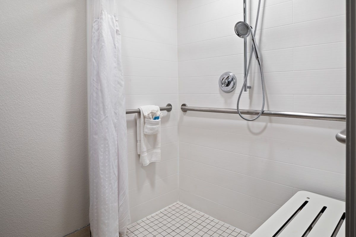 Premium bedding, in-room safe, desk, blackout drapes