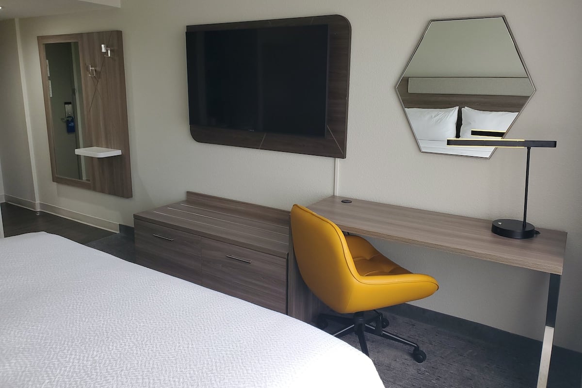 1 bedroom, premium bedding, in-room safe, desk