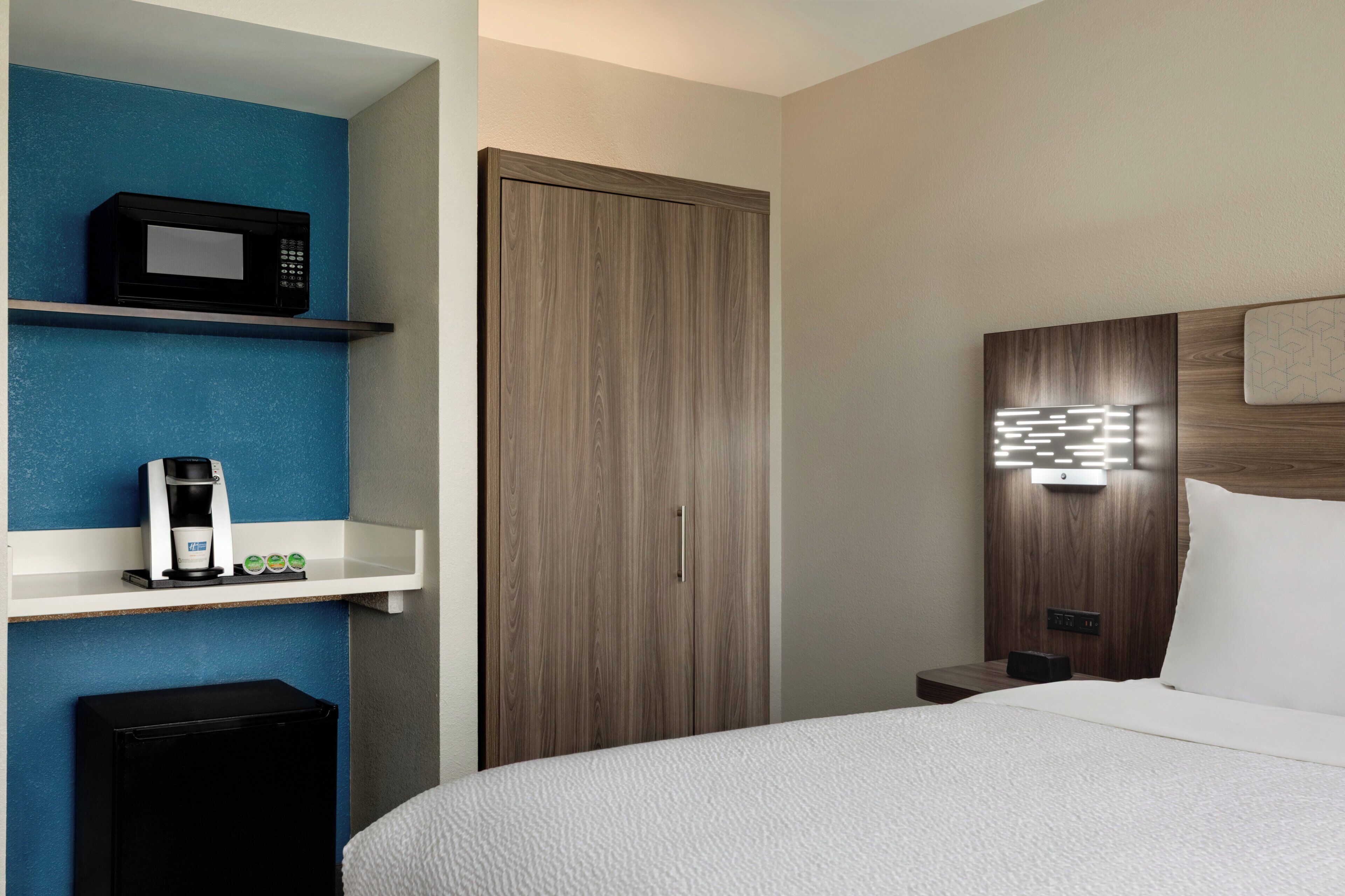 Standard Room, 1 King Bed, Corner | Premium bedding, in-room safe, desk, blackout drapes