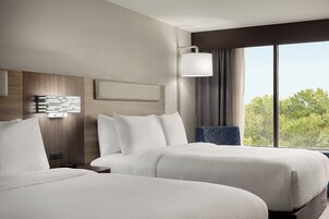 Ropa de cama de alta calidad, caja fuerte, escritorio y cortinas opacas