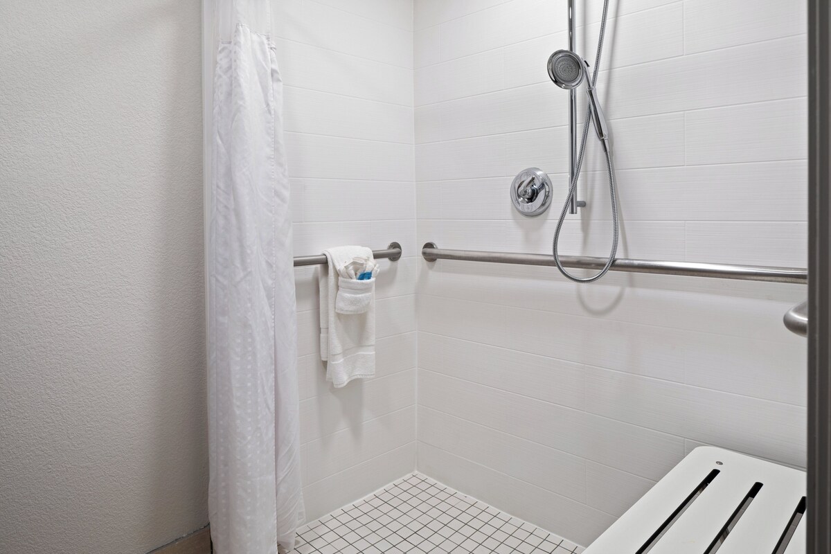 Quarto standard, 1 cama King, acessível (Mobility Accessible) | Roupas de cama premium, cofres nos quartos, escrivaninha