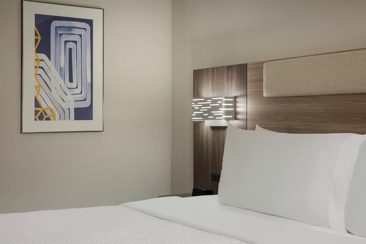 Literie de qualitĂ©, coffre-fort, bureau, rideaux dâobscurcissement