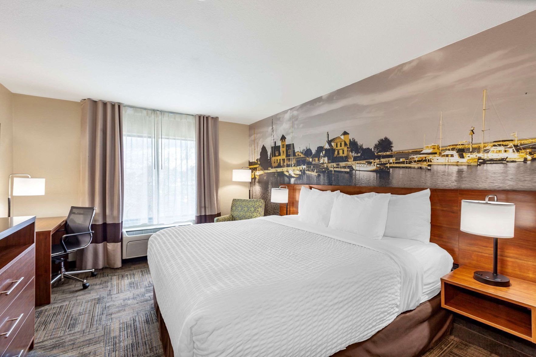 Luxe beddengoed, bedden met traagschuimmatras, een bureau