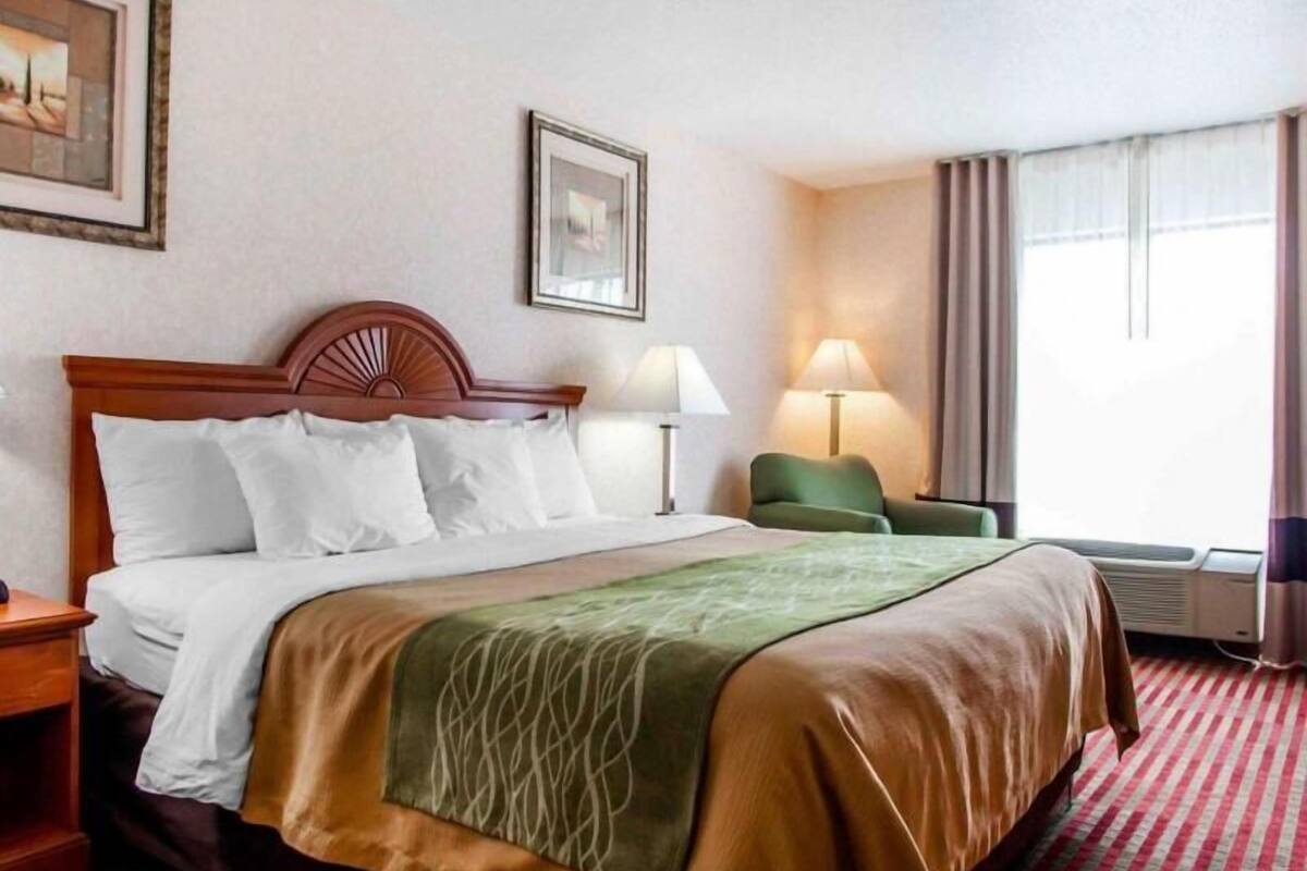 Premium bedding, memory foam beds, desk, blackout drapes