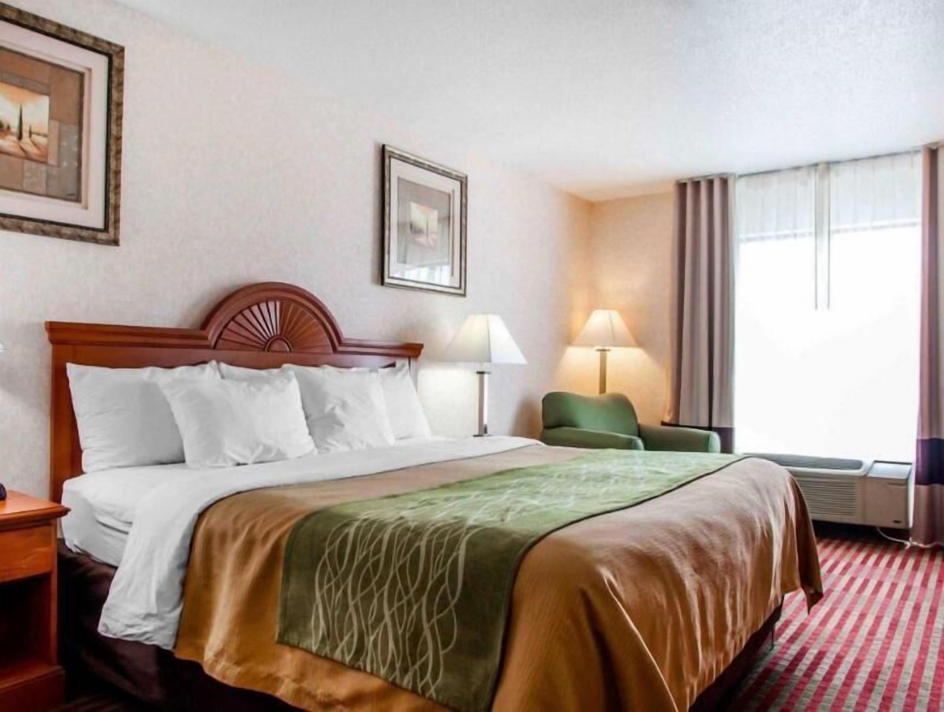 Luxe beddengoed, bedden met traagschuimmatras, een bureau