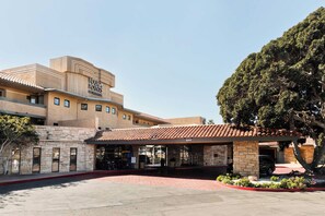 A building with a sign reading 'FOUR POINTS BY SHERATON' and a covered entrance with a tiled roof. - Four Points by Sheraton Ventura Harbor Resort (Ventura)