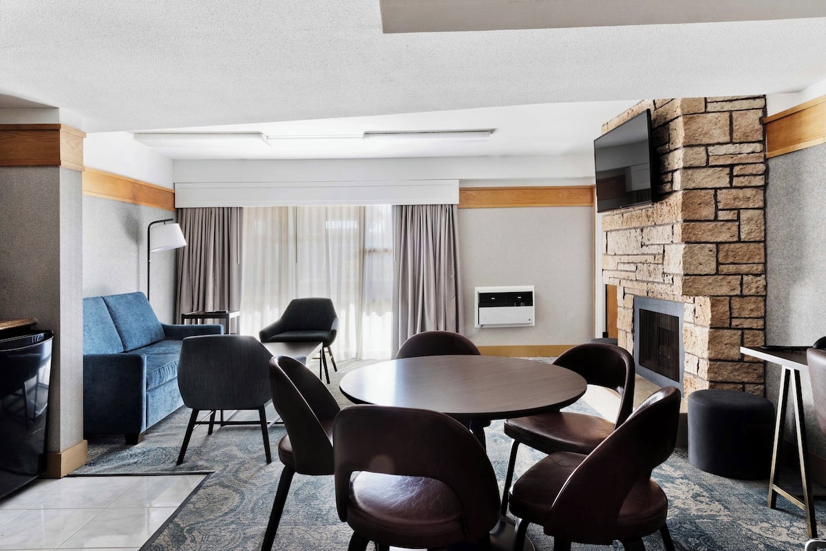 Room, 1 King Bed, Fireplace | Living room | Flat-screen TV