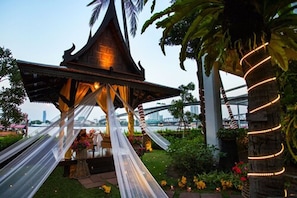 Al fresco dining - Anantara Riverside Bangkok Resort (Bangkok)