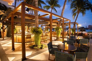 Al fresco dining - Anantara Riverside Bangkok Resort (Bangkok)