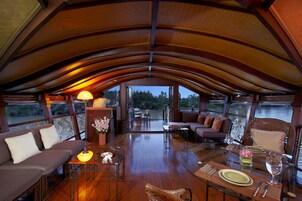 Anantara Cruises Dream Stateroom | 거실 공간 | 평면 TV, 유료 영화