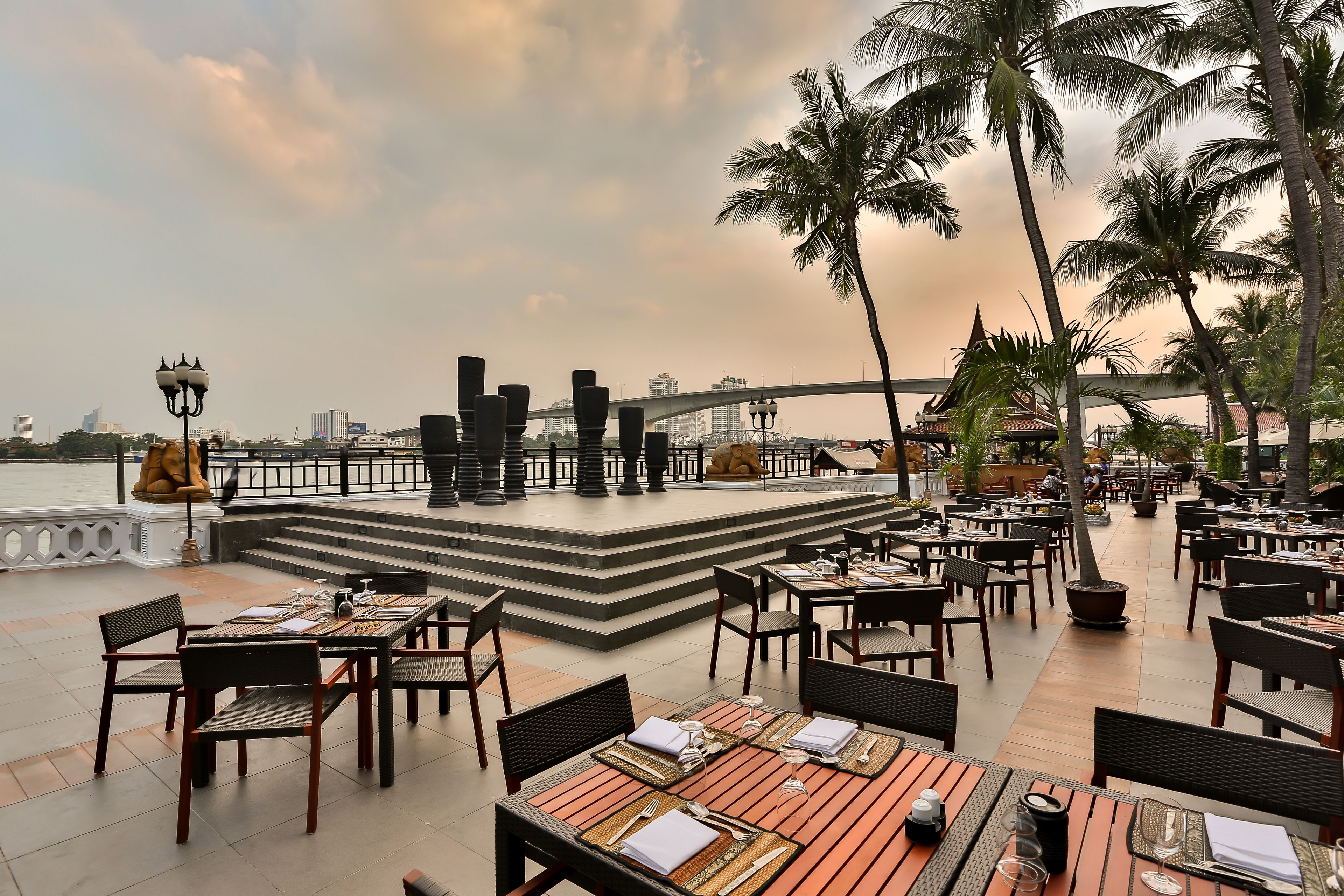 daily buffet breakfast (thb 1048 per person)