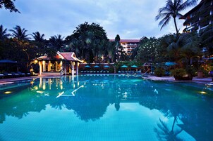 야외 수영장, 수영장 파라솔, 일광욕 의자