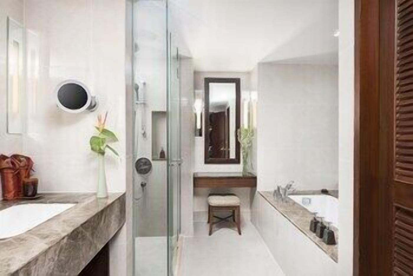Bañera con ducha, artículos de tocador ecológicos, secador de pelo