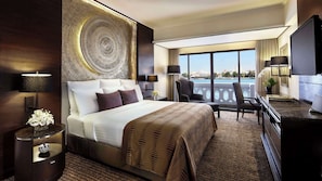 Anantara Riverfront Suite | 高級寝具、羽毛の掛け布団、セーフティボックス (室内)、客室ごとに異なるインテリア