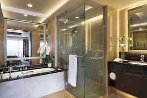 Two Bedroom River View Chao Phraya Suite | 高級寝具、羽毛の掛け布団、セーフティボックス (室内)、客室ごとに異なるインテリア