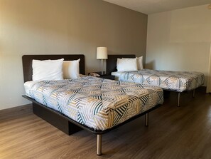 Hochwertige Bettwaren, Schreibtisch, laptopgeeigneter Arbeitsplatz