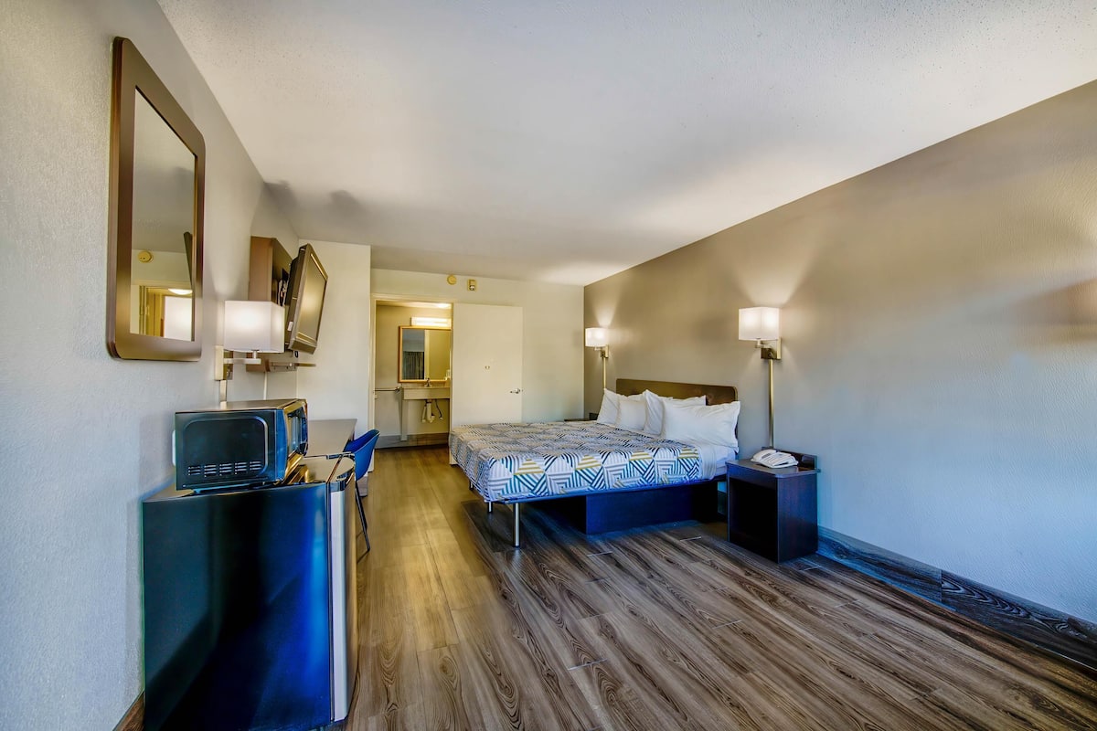 Premium bedding, desk, laptop workspace, rollaway beds