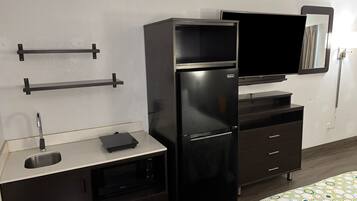 Full-size fridge, microwave, stovetop, coffee/tea maker