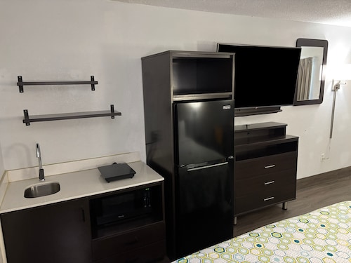 HomeTowne Studios by Red Roof Birmingham - Highway 280